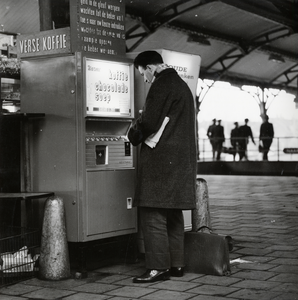168534 Afbeelding van een koffieautomaat op het perron van het N.S.-station Utrecht C.S. te Utrecht.